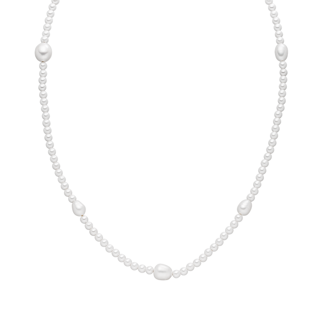 Weiße Perlenkette von PURELEI mit unterschiedlichen Perlenformen, elegant und zeitlos.