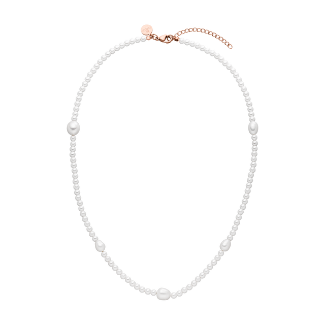 Weiße Perlenkette mit roséfarbenem Verschluss, elegant und feminin, von PURELEI.