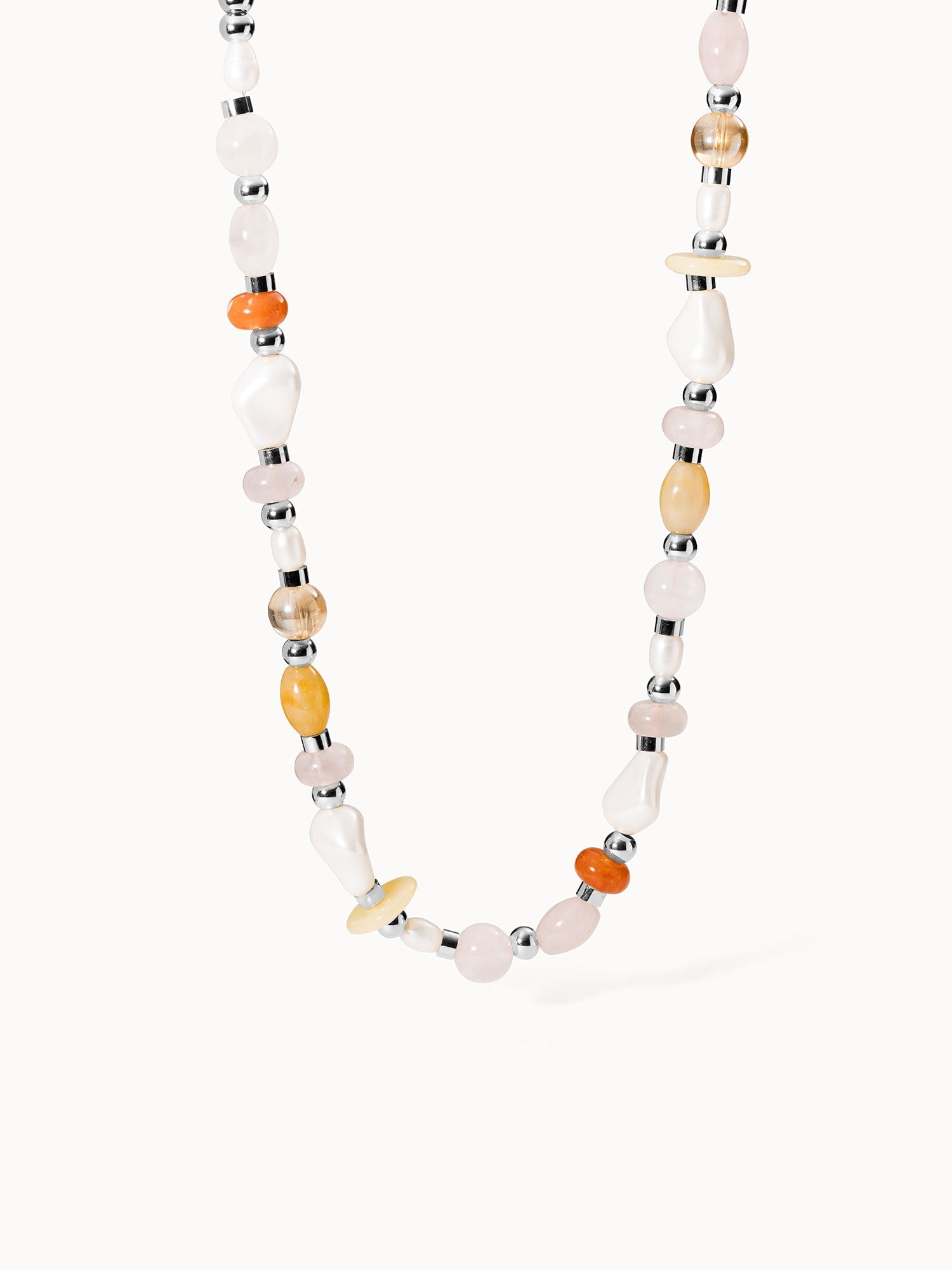 Bunte Perlenkette mit Muscheln und Silberdetails von PURELEI, strahlt tropische Leichtigkeit aus.