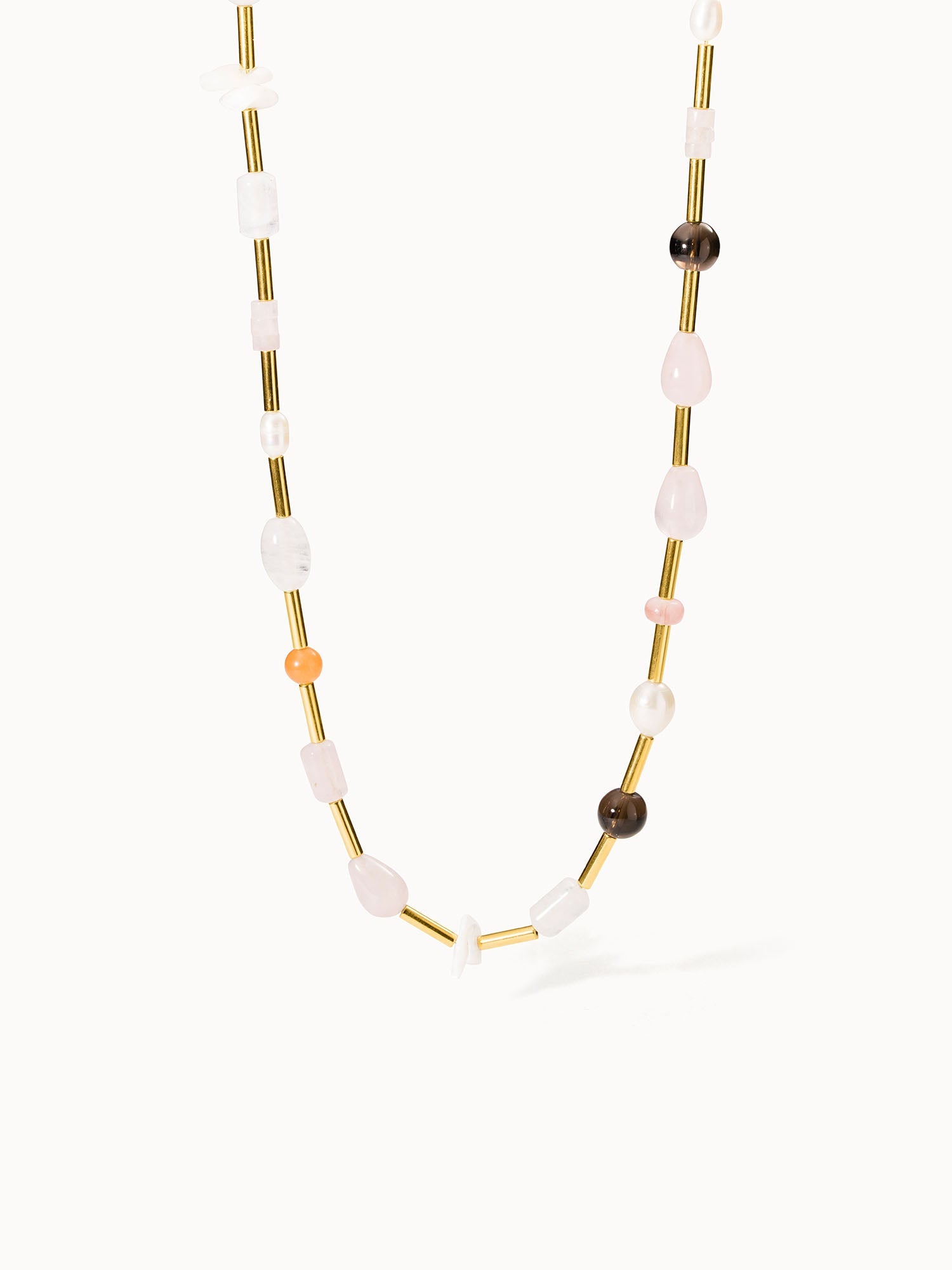 Bunte Perlenkette aus goldfarbenem Metall und verschiedenen Glasperlen von PURELEI.