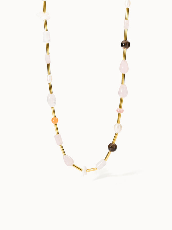Bunte Perlenkette aus goldfarbenem Metall und verschiedenen Glasperlen von PURELEI.