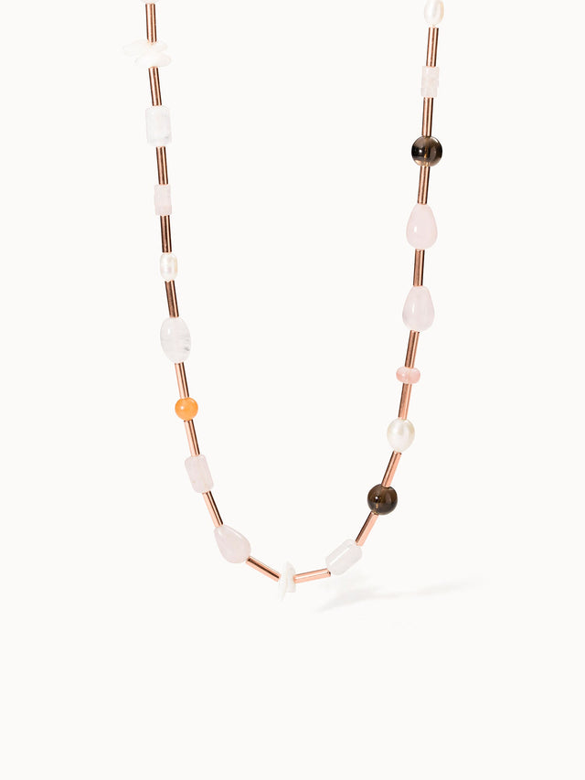 Bunte Perlenkette aus roségoldenen und transparenten Elementen von PURELEI, elegant und verspielt.