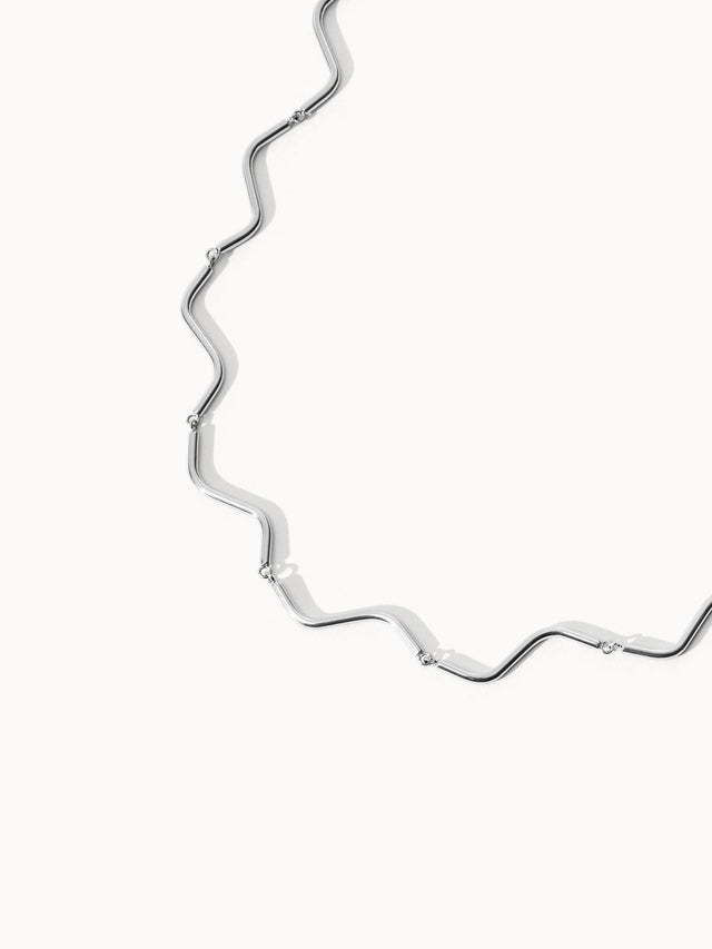Silberne Wellenkette von PURELEI, elegant und modern, mit glänzender Oberfläche.
