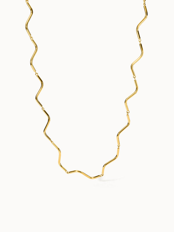 Goldene Wellenkette von PURELEI, elegant und modern, mit geschwungenem Design.