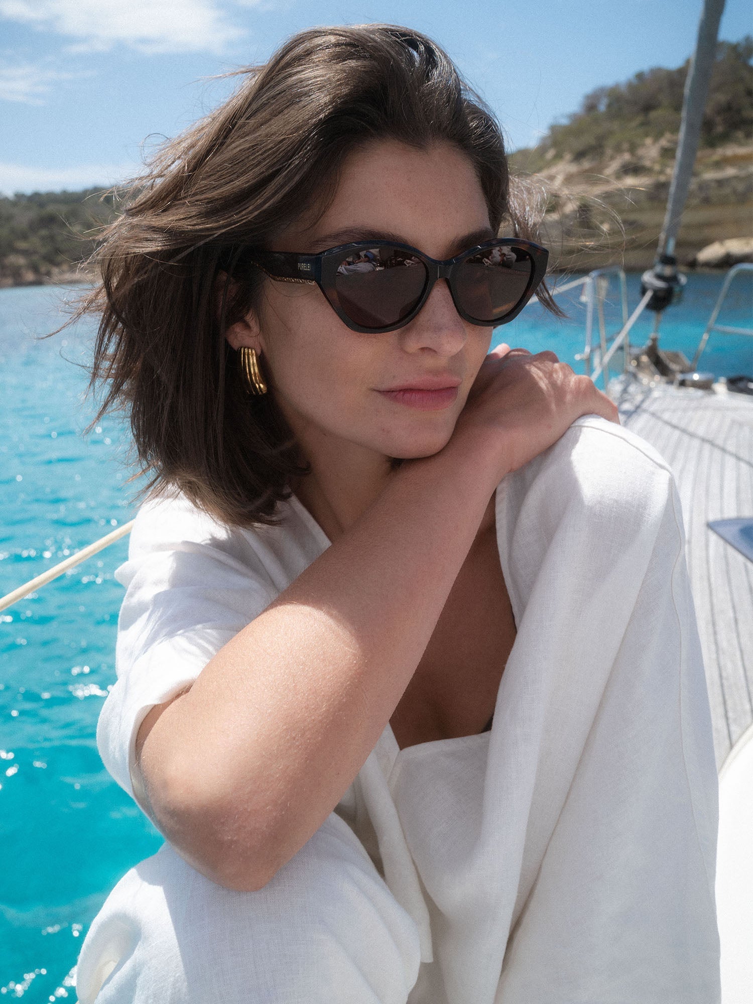 Lagoon Sonnenbrille in dunkelbraunem Schildpatt mit ovalem Rahmen, PURELEI Logo, strahlt elegante Island-Leichtigkeit aus.