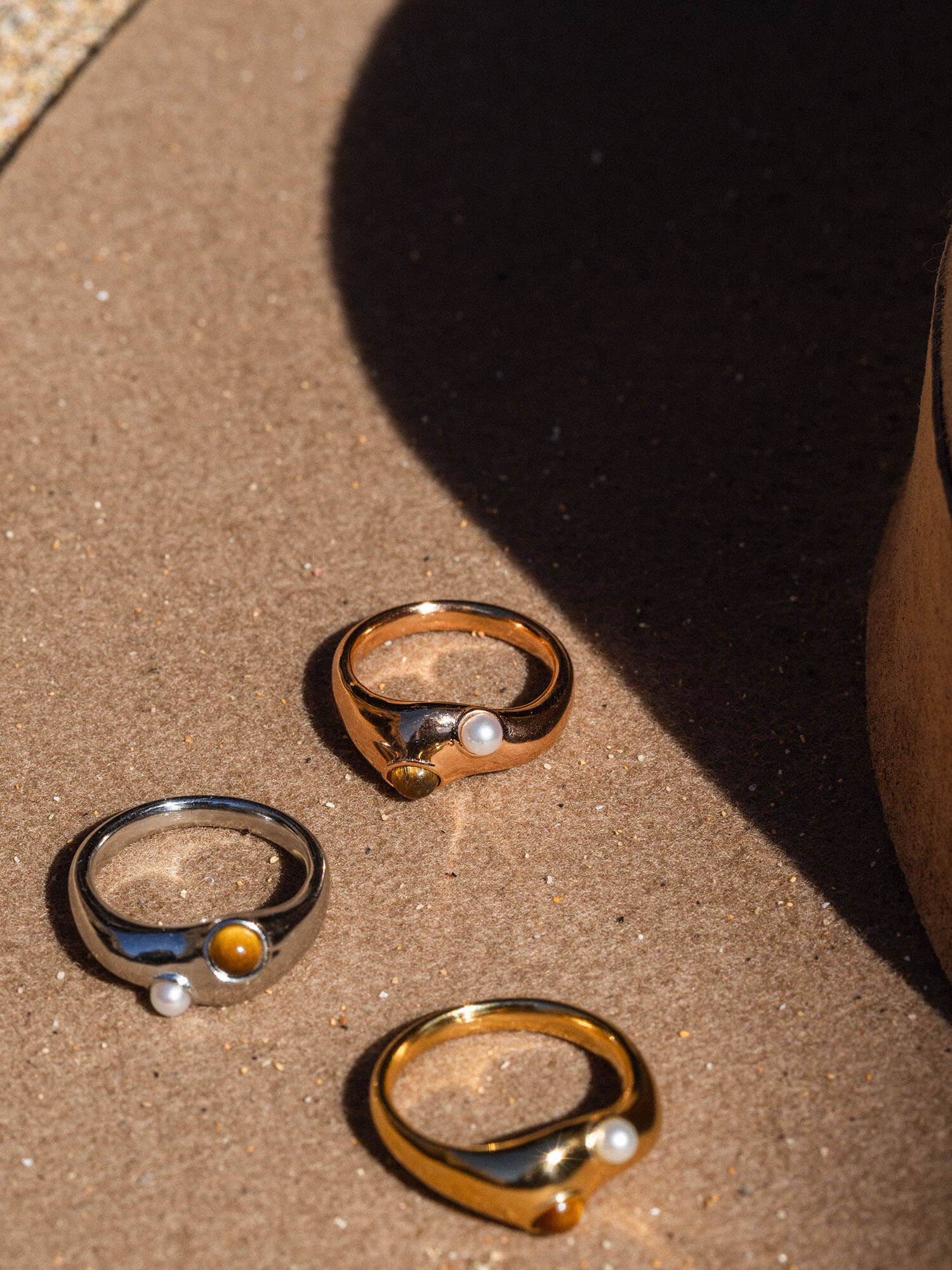 Golden Gaze Ring in Gold, Silber und Roségold mit Tigerauge und Süßwasserperle, PURELEI, edel und warm.