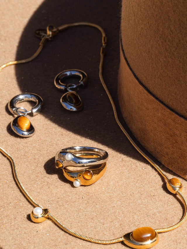 PURELEI Golden Gaze Ring aus Gold und Silber mit Tigerauge und Süßwasserperle in warmer, eleganter Stimmung.