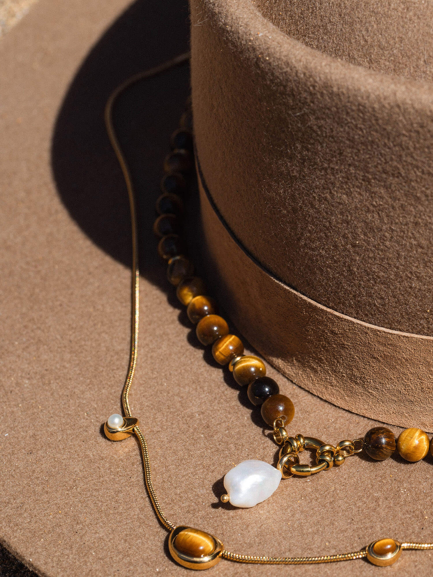 Goldene Kette mit Muschel-Anhänger und braunen Perlen, inspiriert von PURELEI.