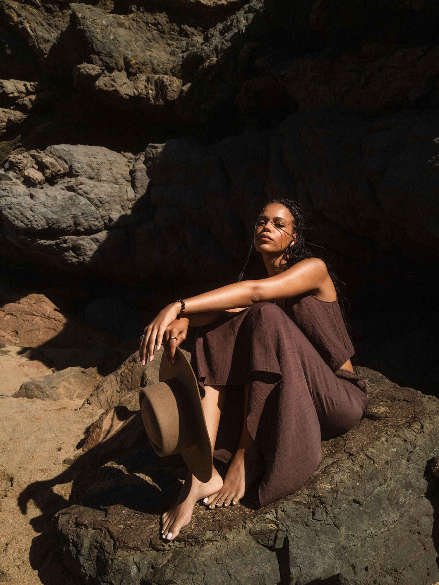 Golden Gaze Kette von PURELEI mit goldvergoldetem Edelstahl, Tigerauge-Anhängern und Süßwasserperle am Felsen sitzend