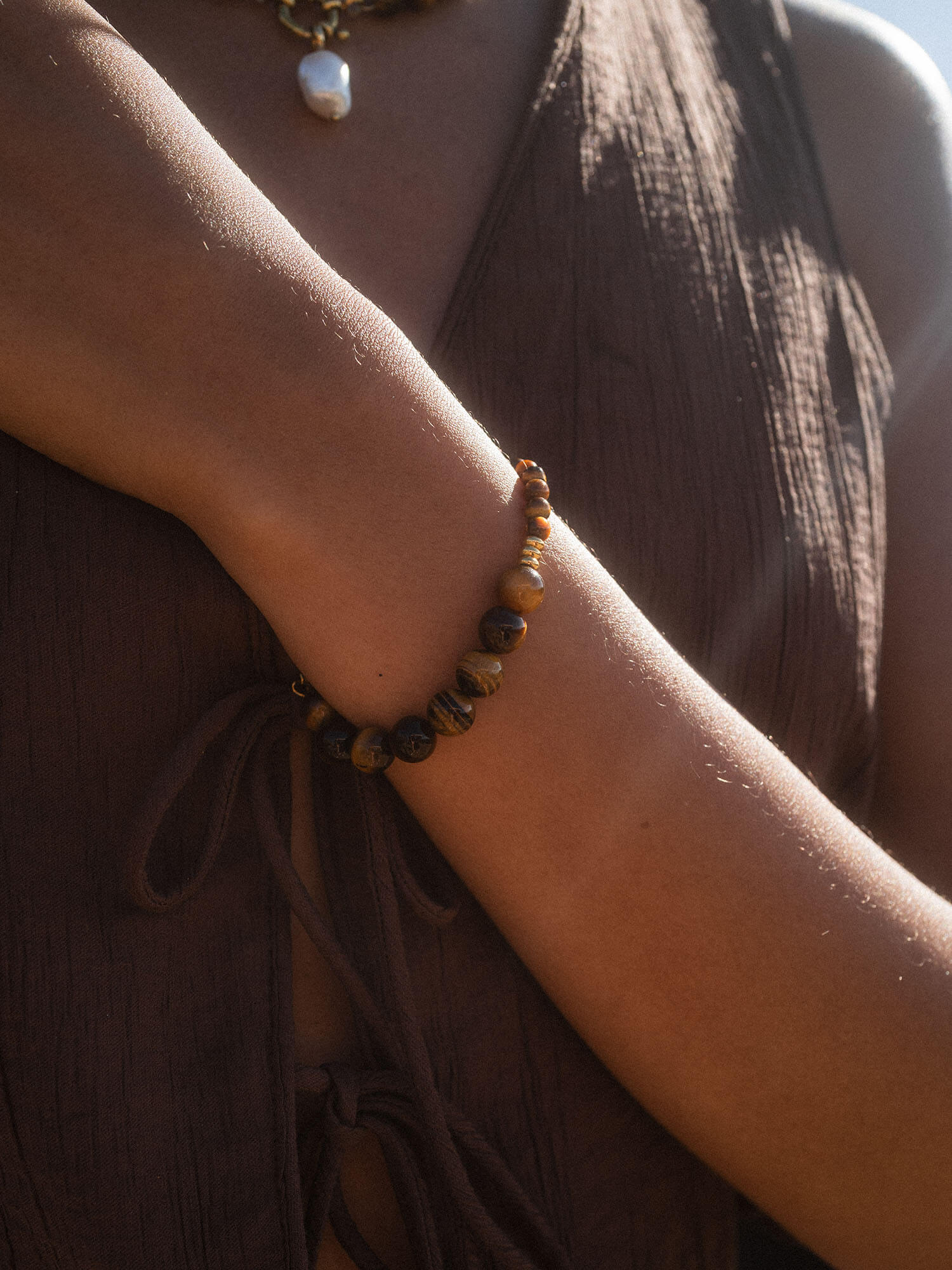 Braunes Armband aus Naturmaterialien, getragen am Handgelenk, von PURELEI.