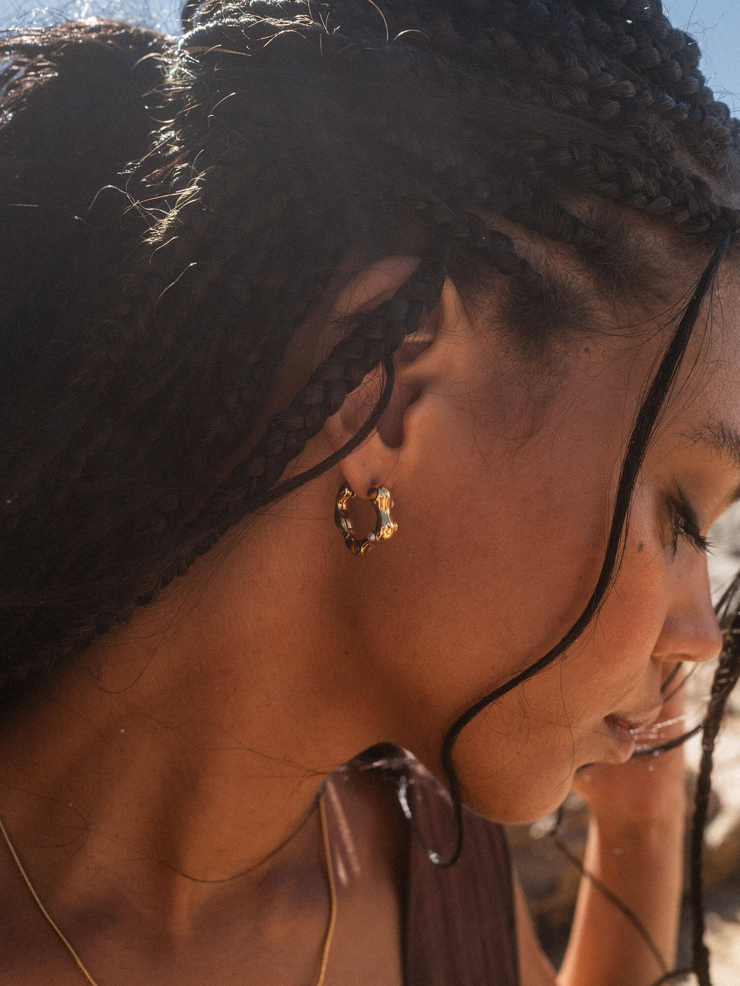 Silberne Creolen von PURELEI, elegant und modern, getragen mit geflochtenem Haar.