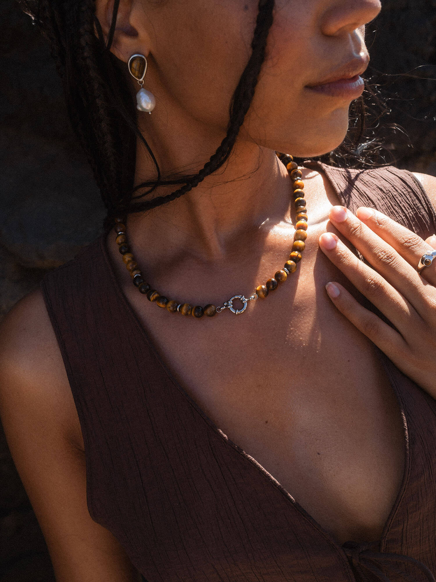 PURELEI Holzkette mit Silberdetails, getragen in warmem Licht, elegant und natürlich.