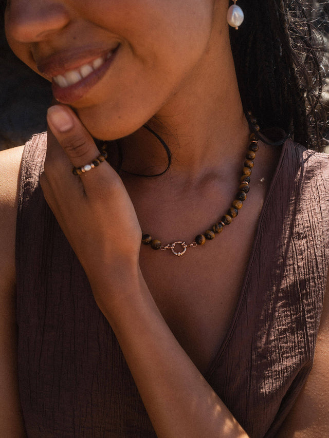 Anxiety Tiger‘s Eye Pearl Ring von PURELEI mit Tigerauge und Süßwasserperle, warm und vielseitig an mehreren Fingern getragen.