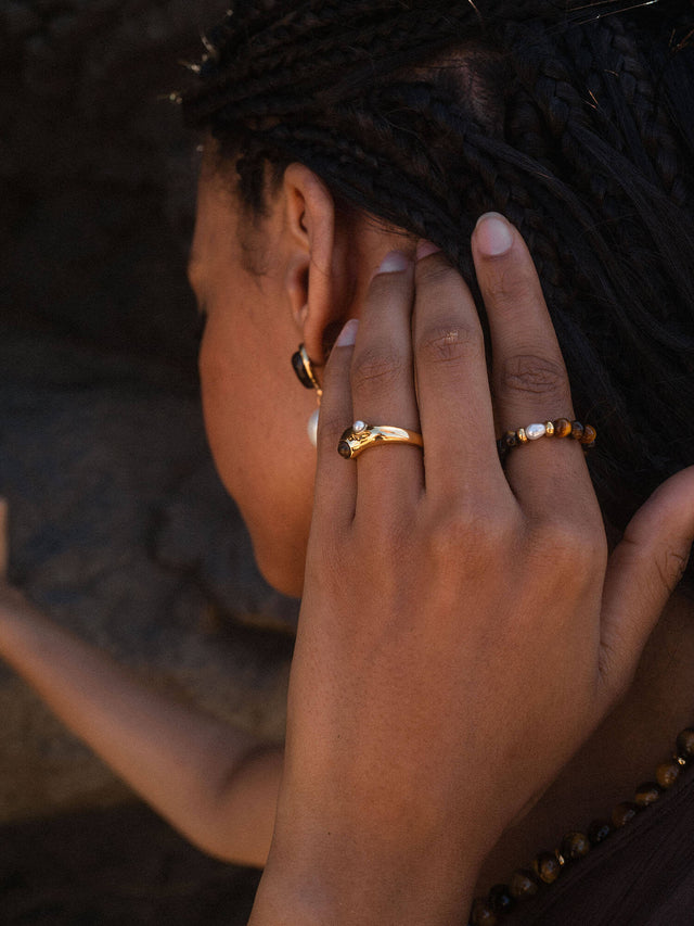 Anxiety Tiger‘s Eye Pearl Ring von PURELEI mit Tigerauge und Perle, elastisch, goldfarben, elegant am Finger getragen.
