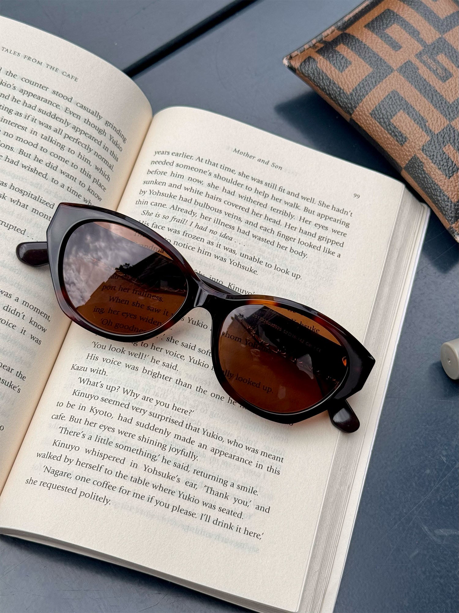 Lagoon Sonnenbrille von PURELEI, ovaler dunkelbrauner Schildpatt-Acetatrahmen mit goldener Verzierung, elegante Vintage-Ästhetik.