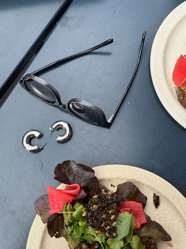 Into The Blue Sonnenbrille in dunklem Grau mit Ombre-Look und silbernem PURELEI-Logo, edel und modern.