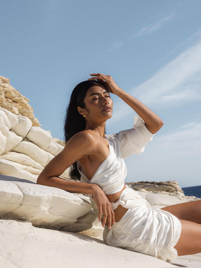 PURELEI Aries Letter Charm aus roségoldenem Edelstahl, warmes Styling am Felsenküsten-Setting mit Sonnenlicht