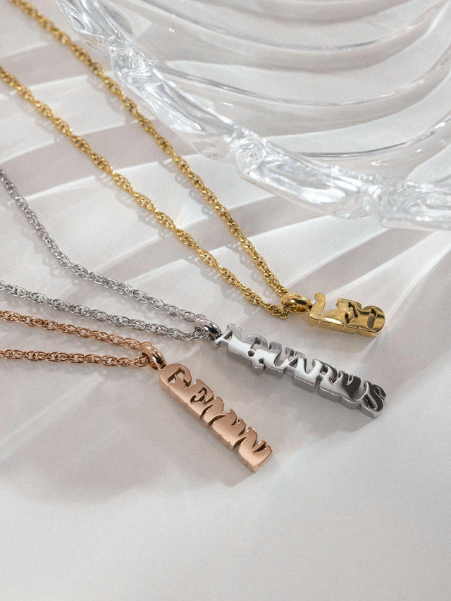 PURELEI Aquarius Letter Charm in Gold, Silber und Roségold, filigran, nickelfrei, clean & elegant inszeniert.