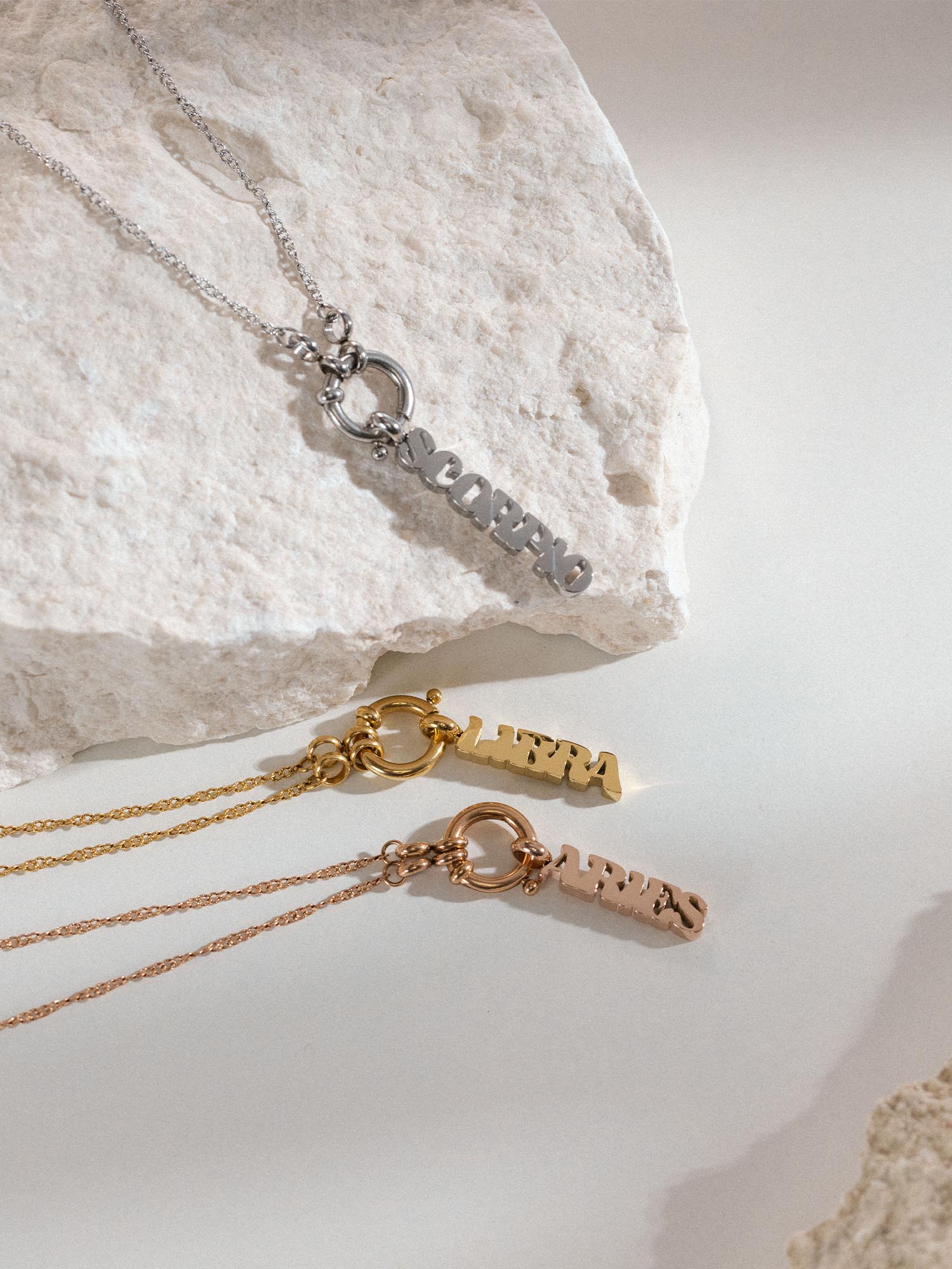 PURELEI Aries Letter Charm in Roségold, nickelfrei, filigrane Sternzeichen-Kette mit warmem Island-Spirit.