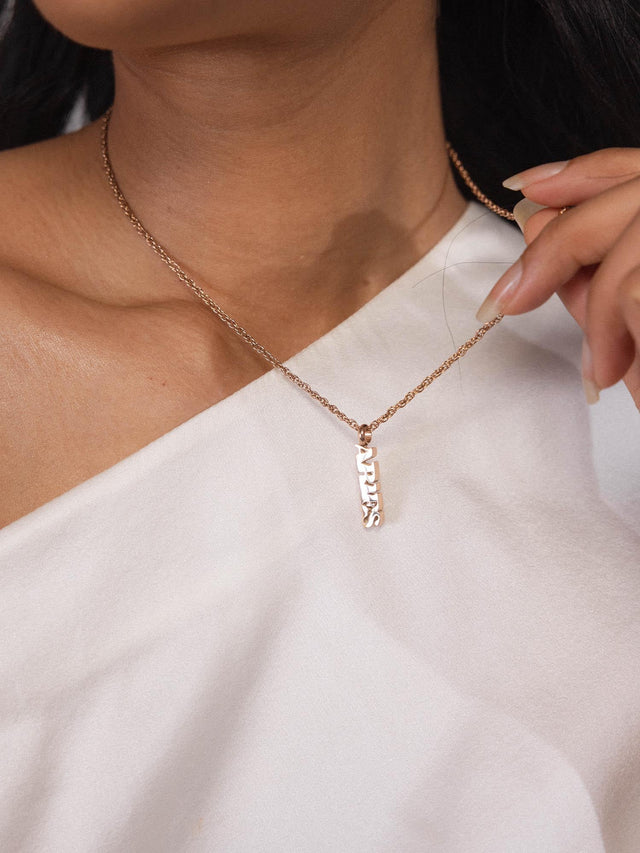 PURELEI Aries Letter Charm in Roségold, feine Halskette mit elegantem Sternzeichen Anhänger, femininer Island-Spirit.