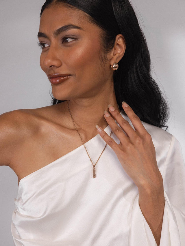 PURELEI Aries Letter Charm in 18K Roségold, zartes Design, elegant am Hals getragen, feminin und zeitlos.