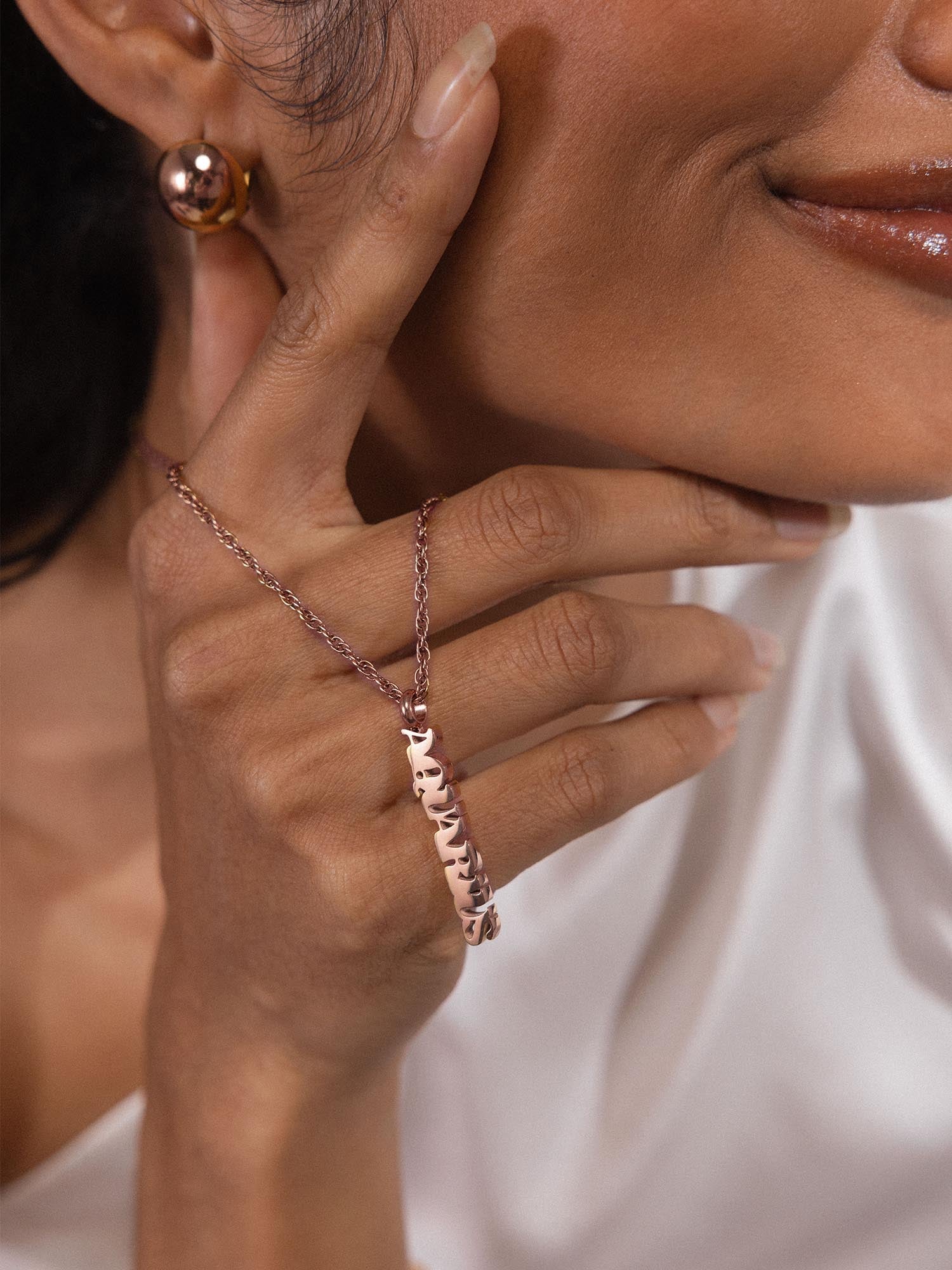 PURELEI Aquarius Letter Charm in 18K Roségold vergoldet, elegant getragen mit warmem Island-Spirit Flair