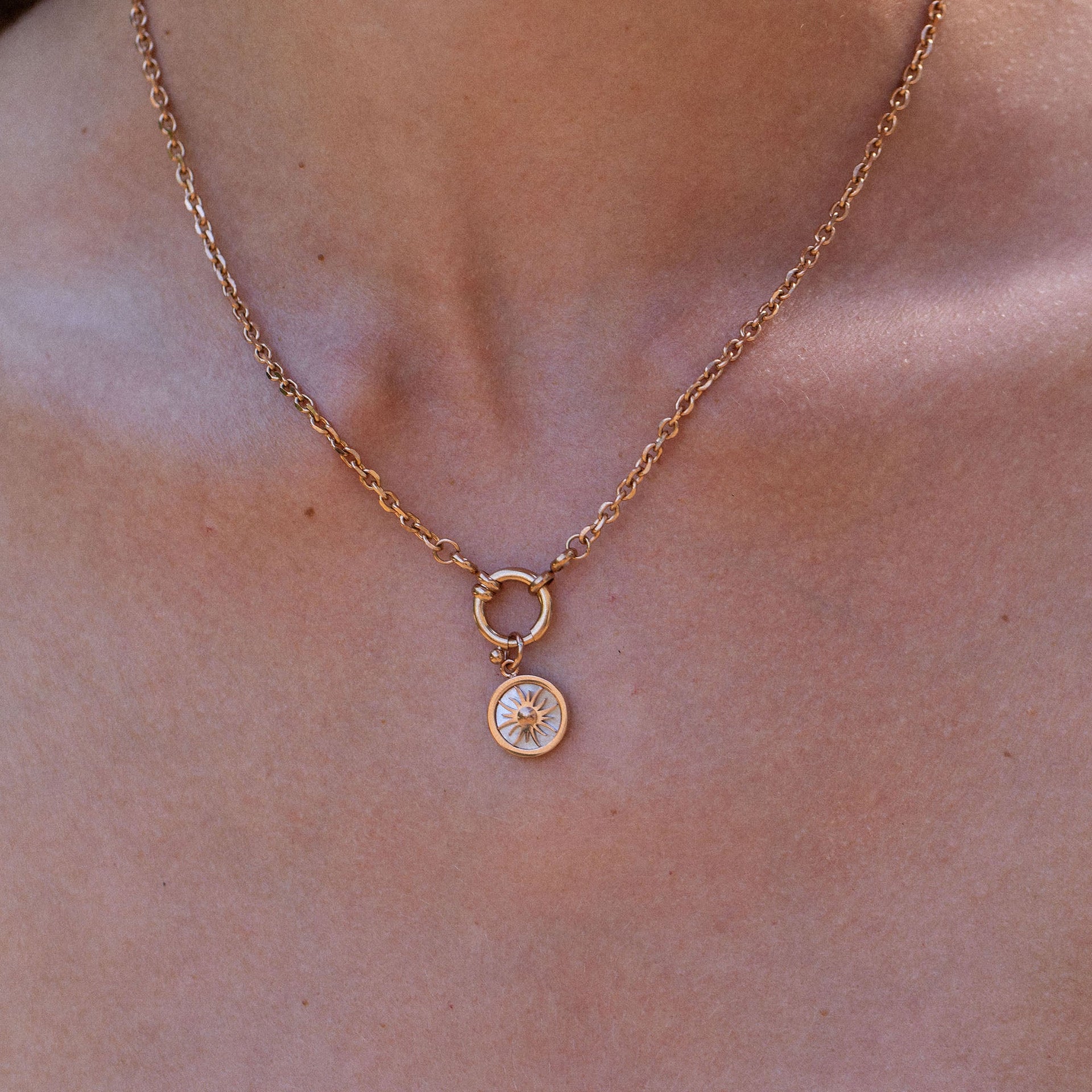 Roségoldene Kette mit Sonnenmotiv, getragen auf der Haut, von PURELEI.