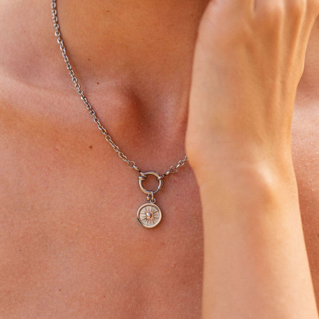 Roségoldene Kette mit floralem Anhänger, getragen auf nackter Haut – PURELEI.