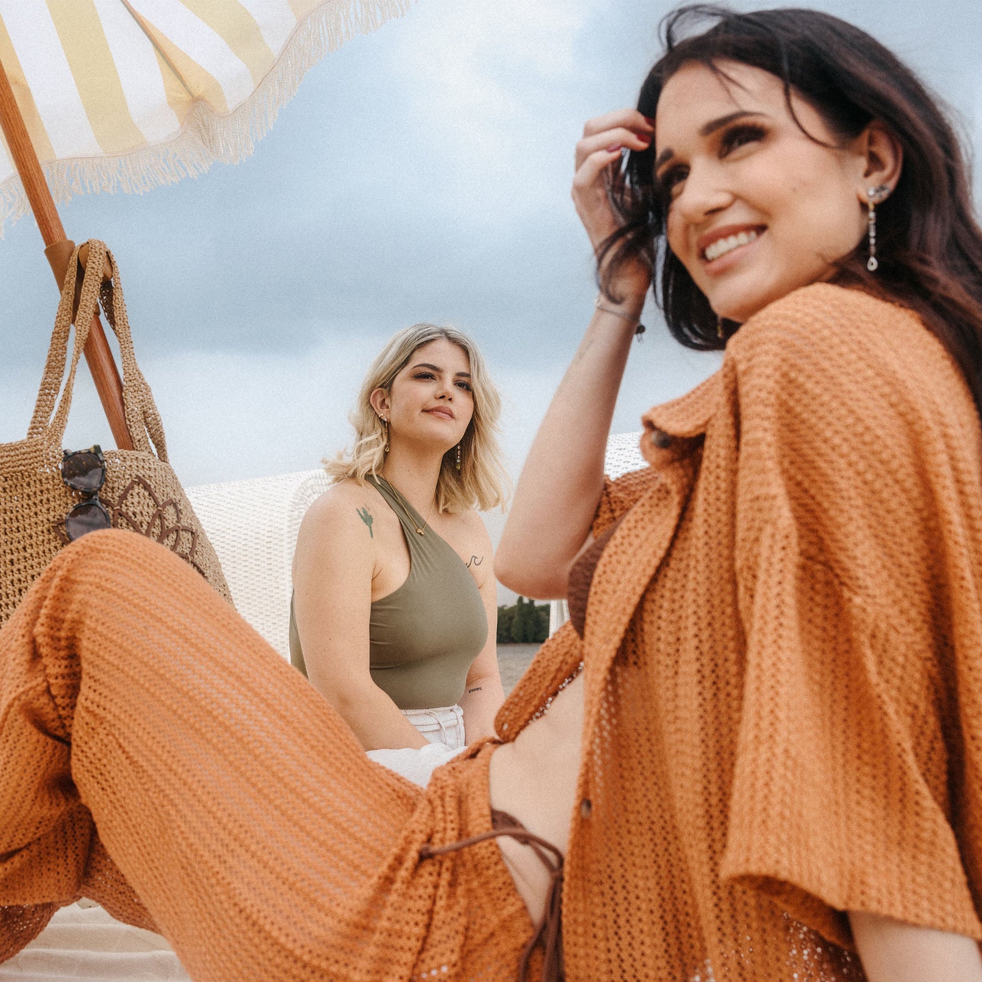 Shine From Within Armreif aus vergoldetem Edelstahl mit Zirkoniasteinen, elegant am Handgelenk im sommerlichen Setting getragen