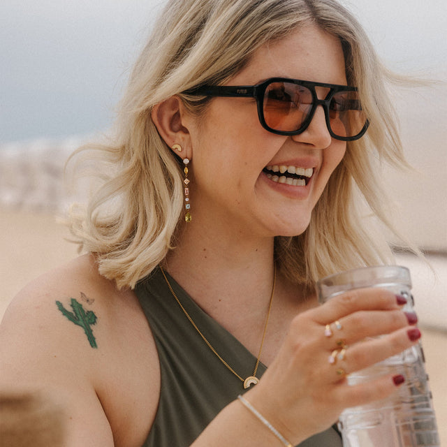 Elegante, roségoldene Ohrringe mit funkelnden Details, getragen von einer lächelnden Frau, PURELEI.