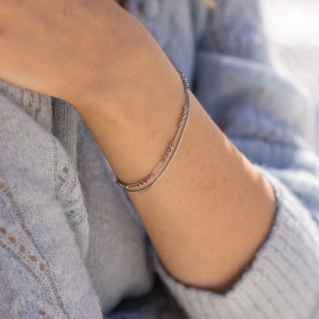 Silbernes Armband mit feinen Details, getragen am Handgelenk, PURELEI inspiriert.