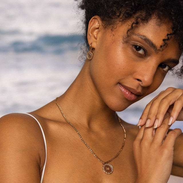 Roségoldene Kette mit Anhänger, getragen in tropischer Atmosphäre – PURELEI.