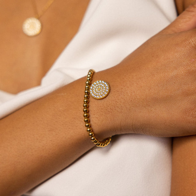 Roségoldenes Armband mit funkelndem Anhänger, getragen auf zarter Haut, PURELEI.