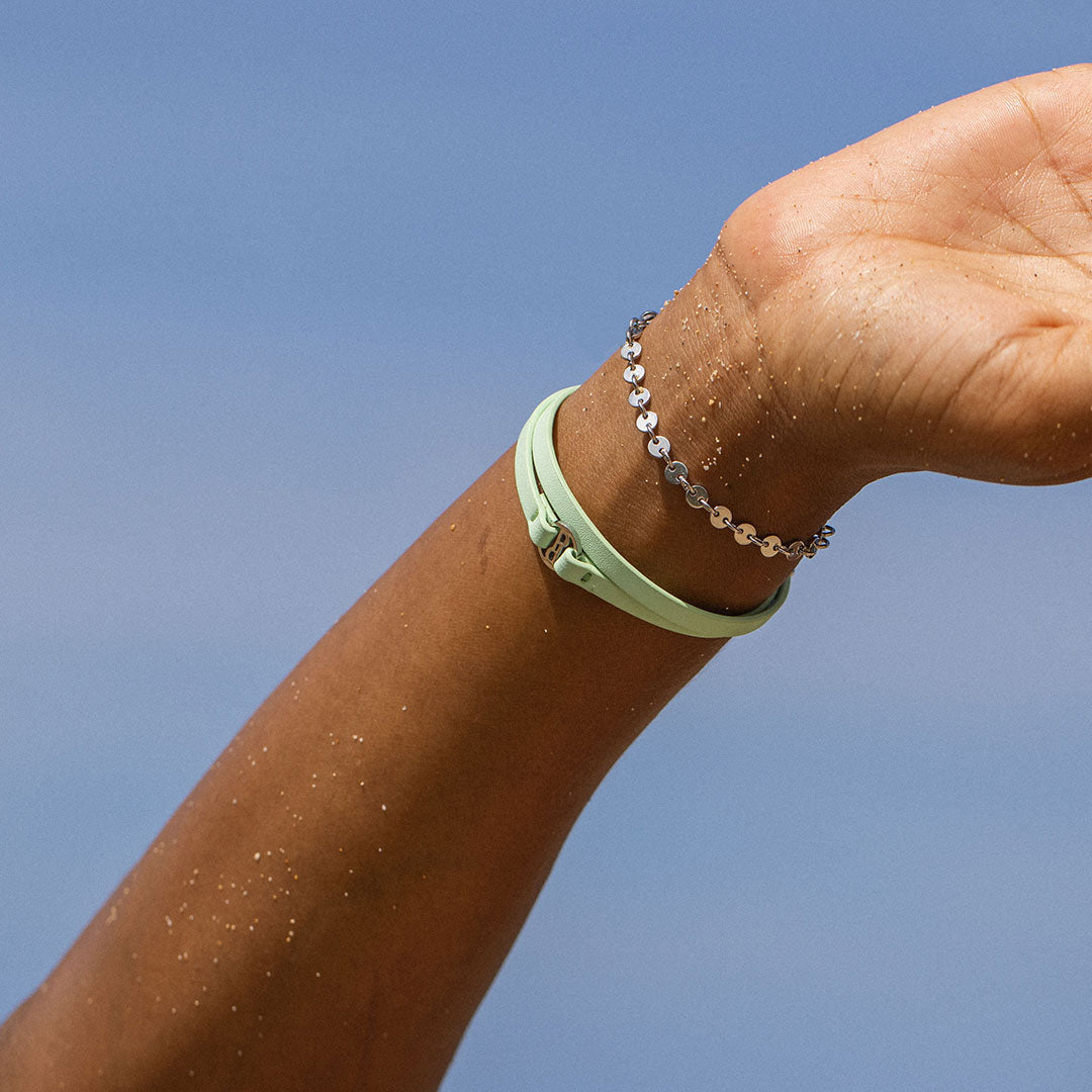 Zartes, weißes Armband und silberne Kette am Handgelenk, PURELEI, beachy Stimmung.