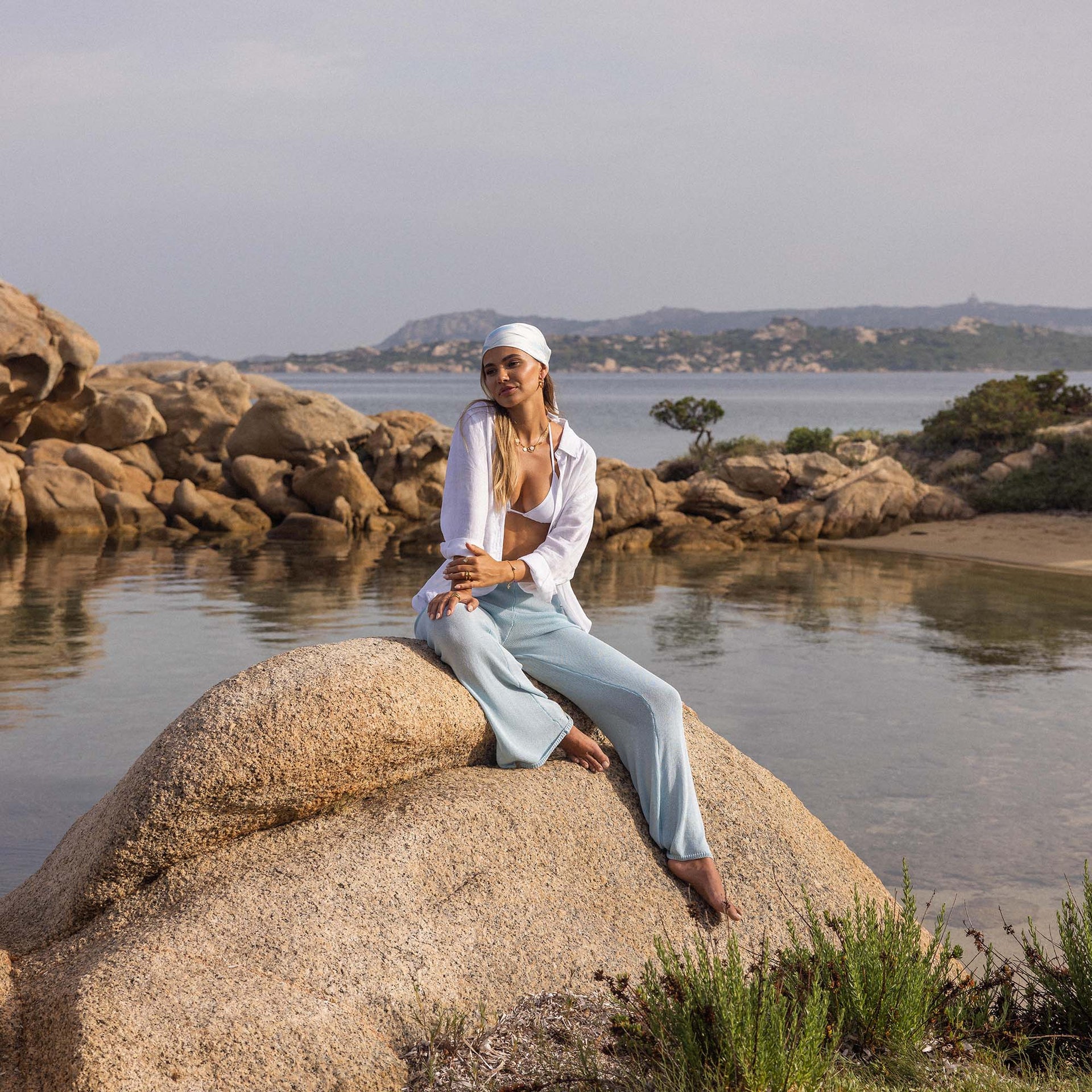 Promise Kette von PURELEI mit pastellfarbenen Anhängern und Muschel-Design am Strand, feminine Leichtigkeit und Island-Spirit.