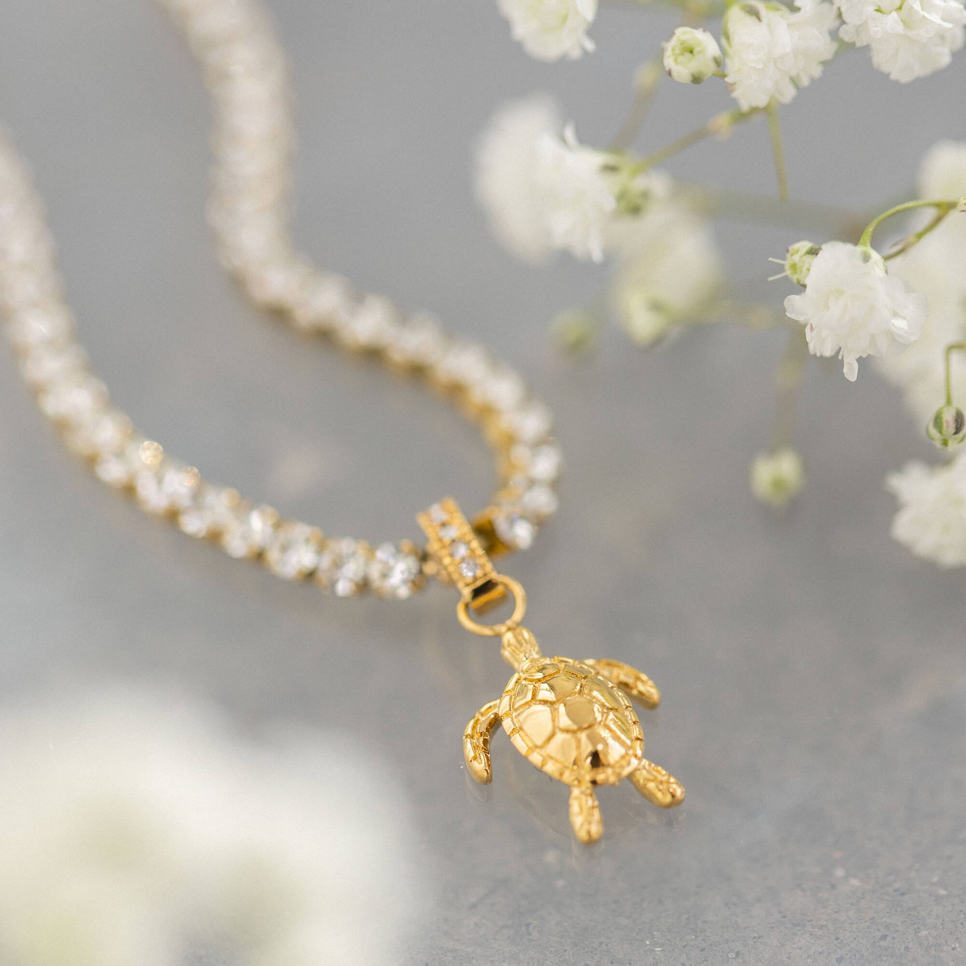 Goldene Kette mit Schildkröten-Anhänger, PURELEI, elegant und verspielt.