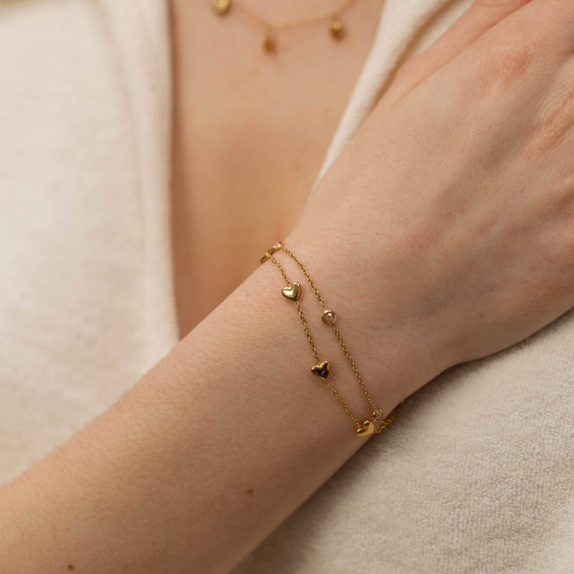 Zartes Armband aus Roségold mit Herz- und Kugeldetails, getragen am Handgelenk – PURELEI.
