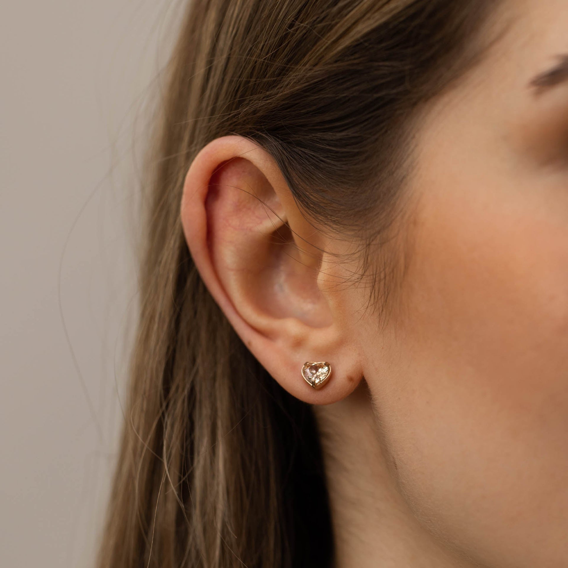 Roségoldene Herz-Ohrringe von PURELEI, elegant und feminin, perfekt für jeden Anlass.