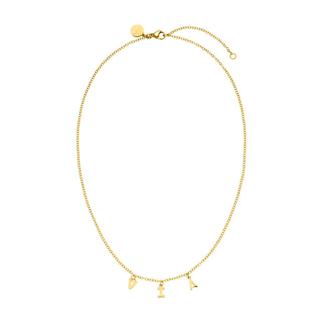 Goldene PURELEI Kette mit Buchstabenanhängern, elegant und modern.