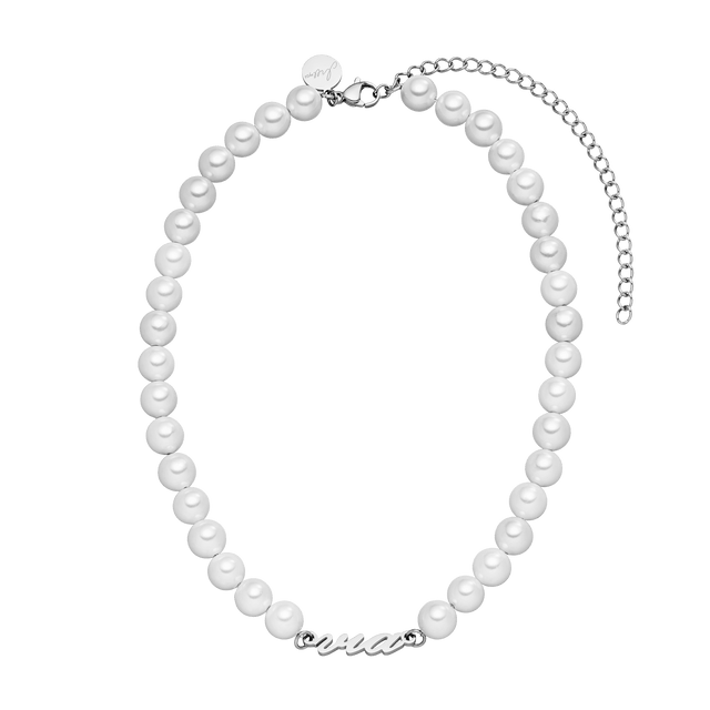 Weiße Perlenkette mit silbernem Schriftzug 'via' von PURELEI, elegant und feminin.