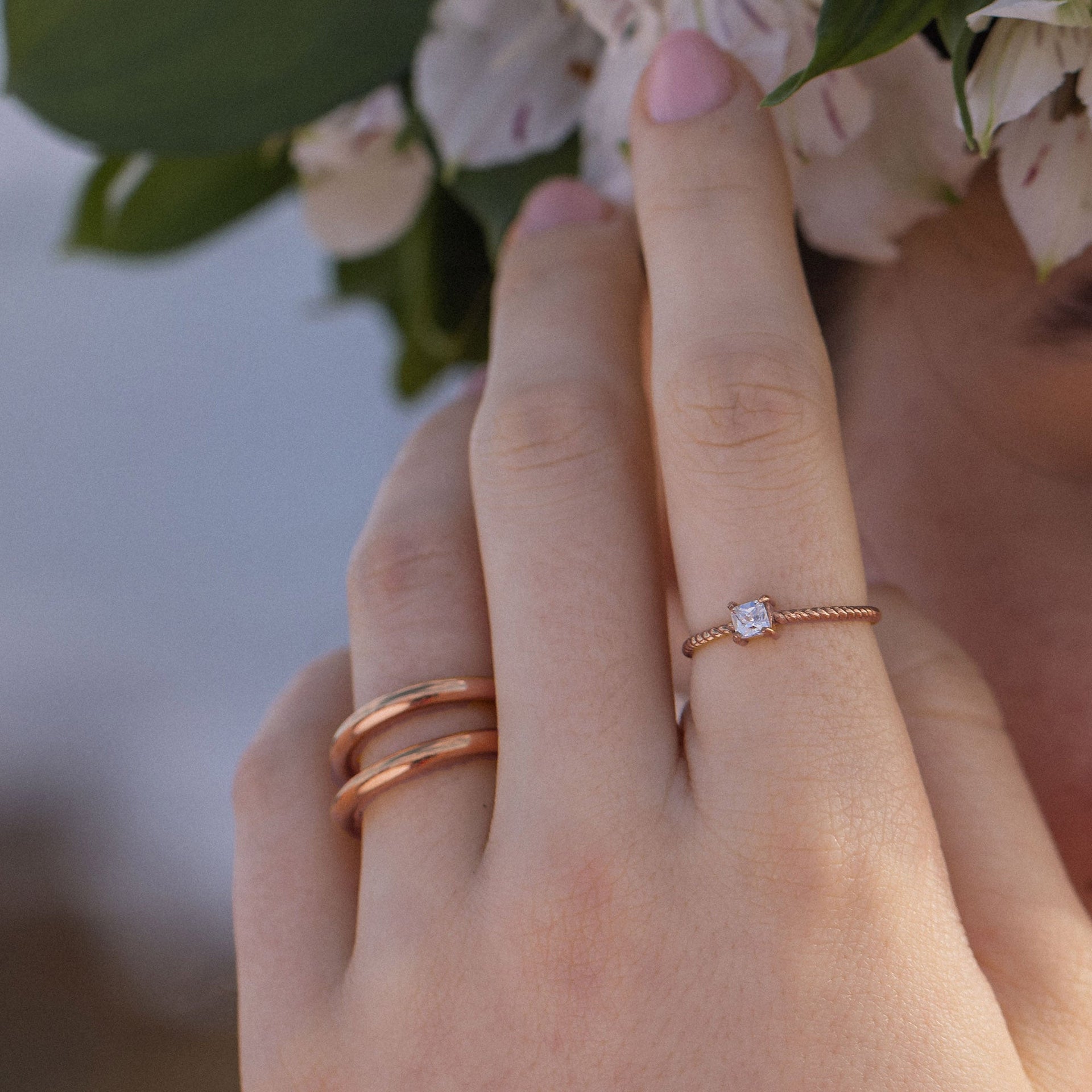 Purelei Precious Fine Ring in Roségold mit gedrehtem Band und weißem Zirkonia, zart am Finger getragen.