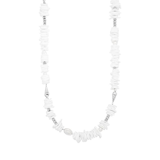 Wela Kette von PURELEI mit weißen Muschelstücken und Perlen, edel und inspiriert von tropischer Eleganz.