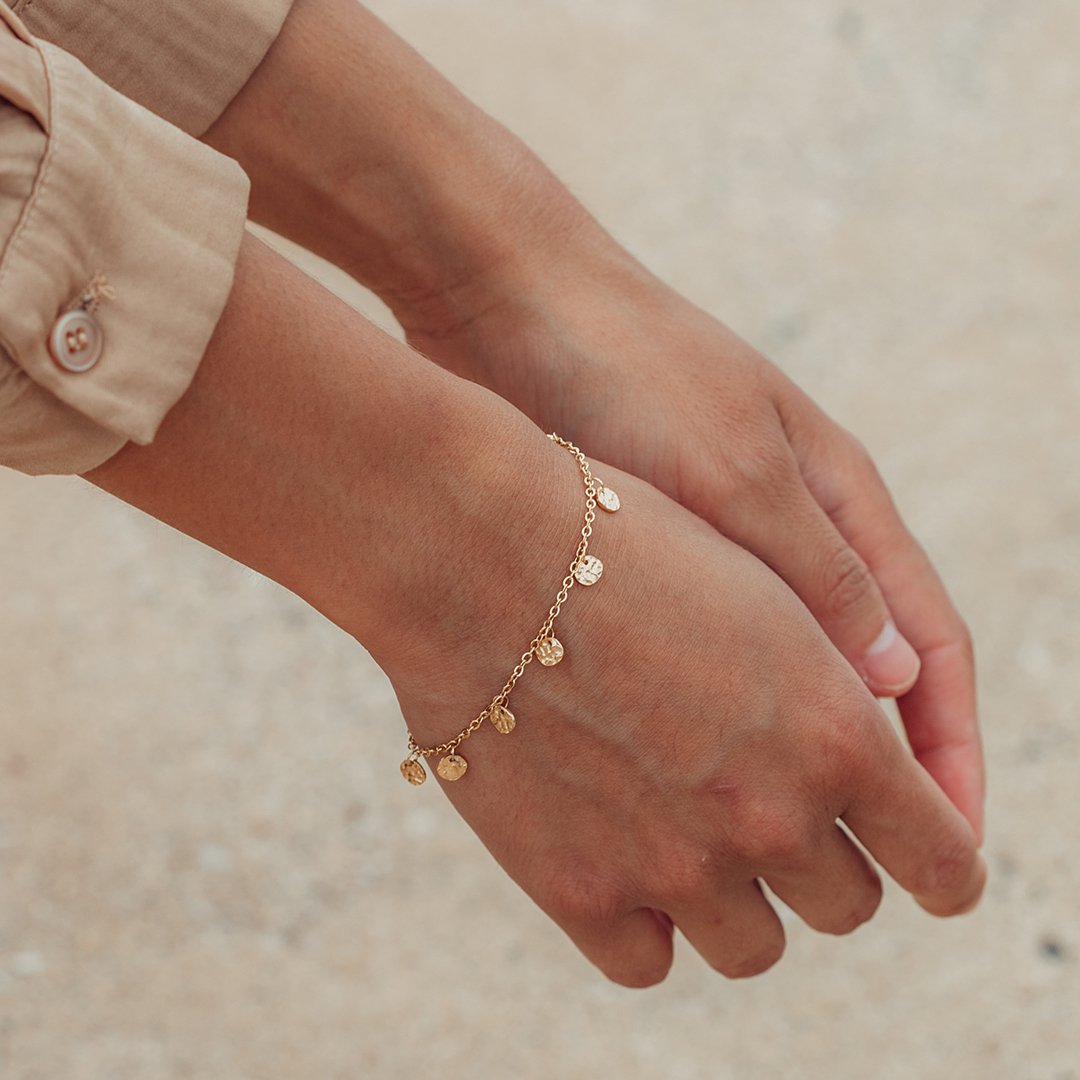 Malihini Coin Armband aus 18K Gold Edelstahl, zartes Coin-Design am Handgelenk, elegant und feminin von PURELEI