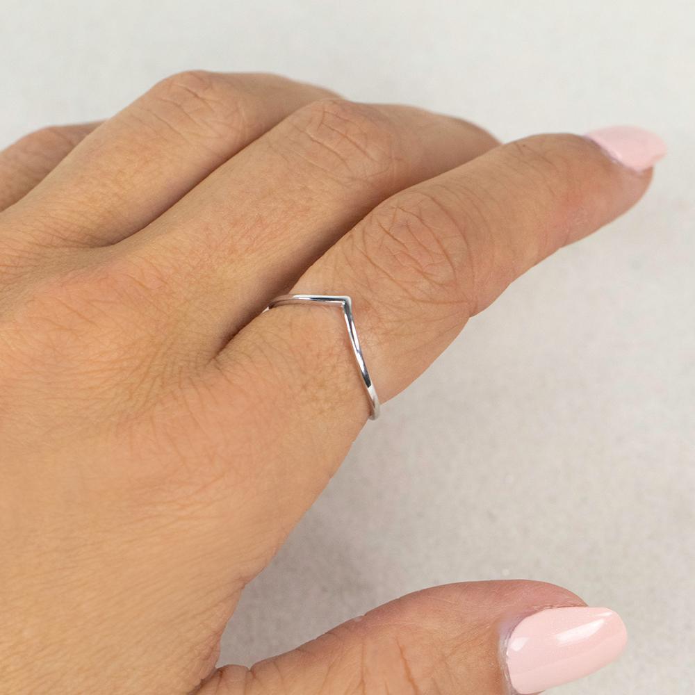 Filigraner Malihini Ring in Silber mit V-Form, getragen am Finger, PURELEI steht für natürliche Eleganz und Leichtigkeit.