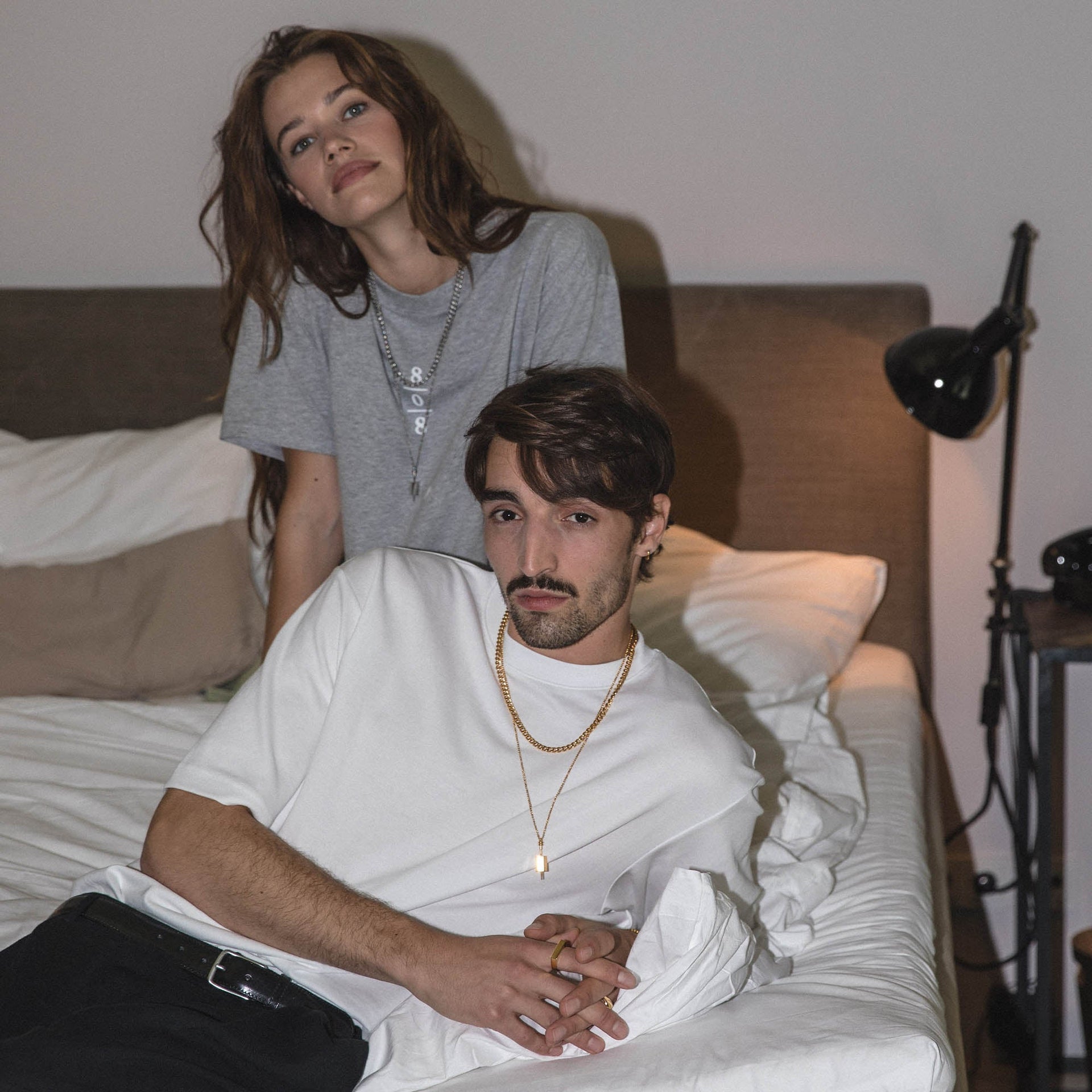 Spirit Ohrringe goldene 18K vergoldete Creolen, elegant und stilvoll getragen in entspannter Wohnatmosphäre von PURELEI