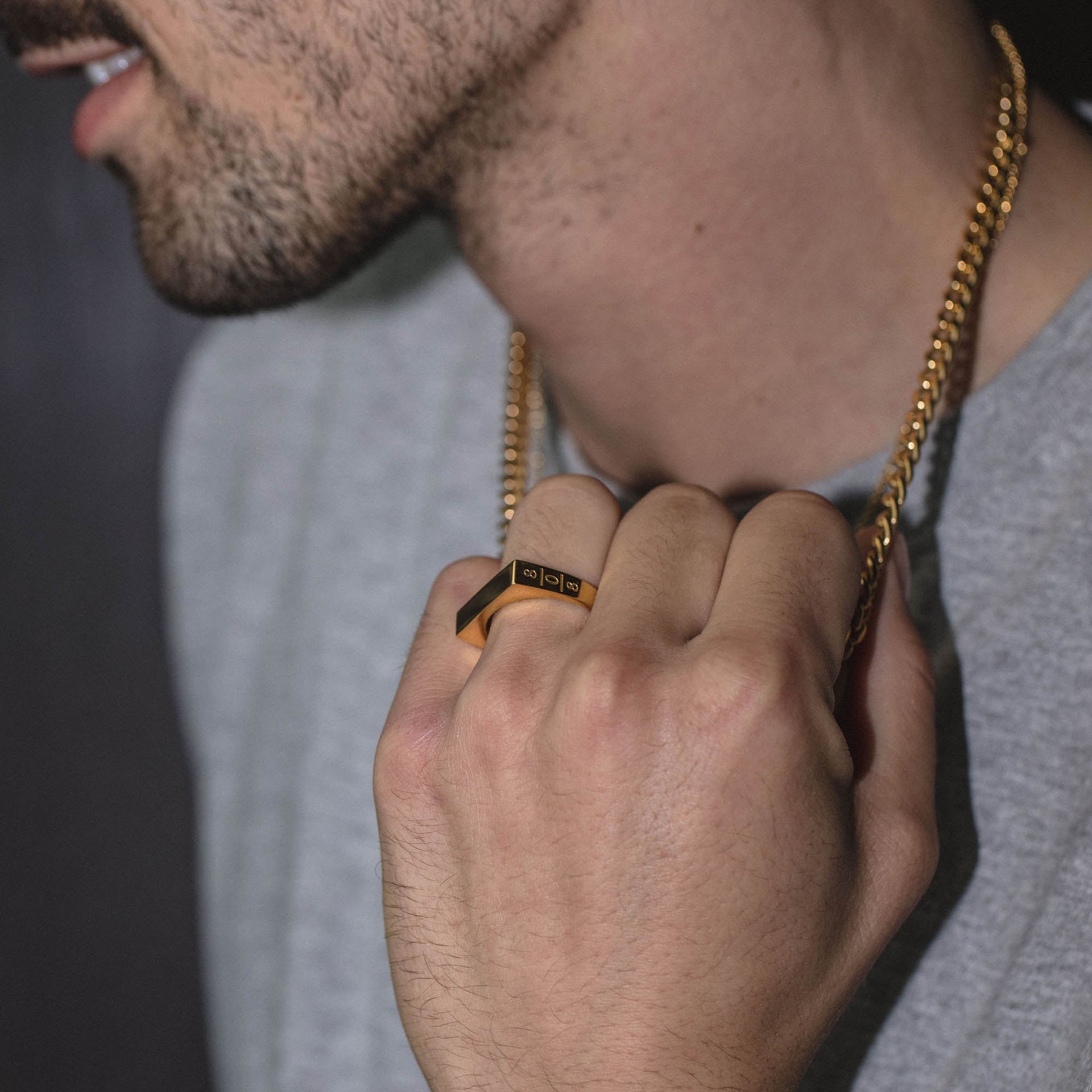 PURELEI Square Ring aus 18K vergoldetem Edelstahl mit graviertem 808 Logo, maskulin und elegant getragen.