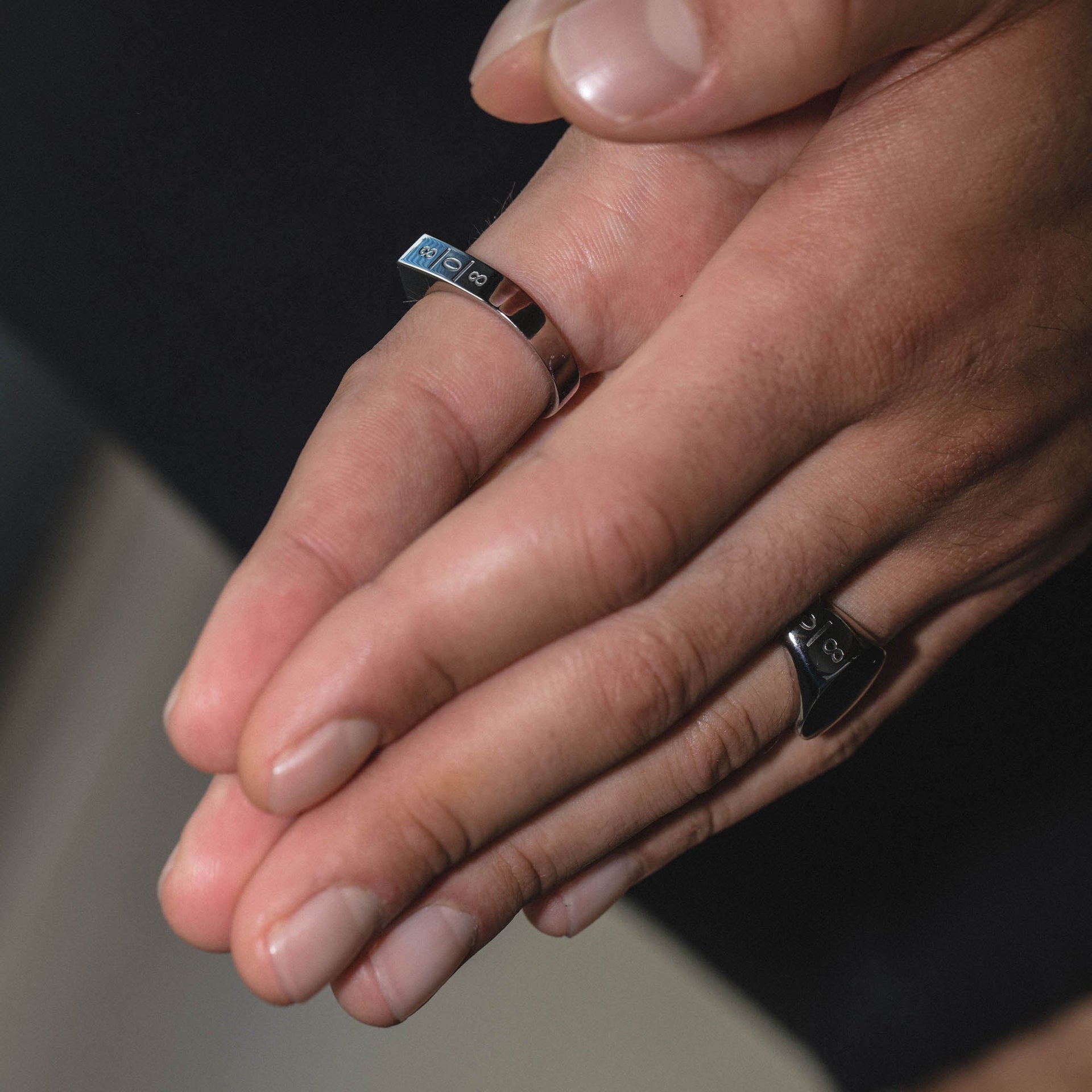 Square Ring aus silbernem Edelstahl, mit seitlichem 808-Logo, pure Eleganz von PURELEI am Finger getragen.