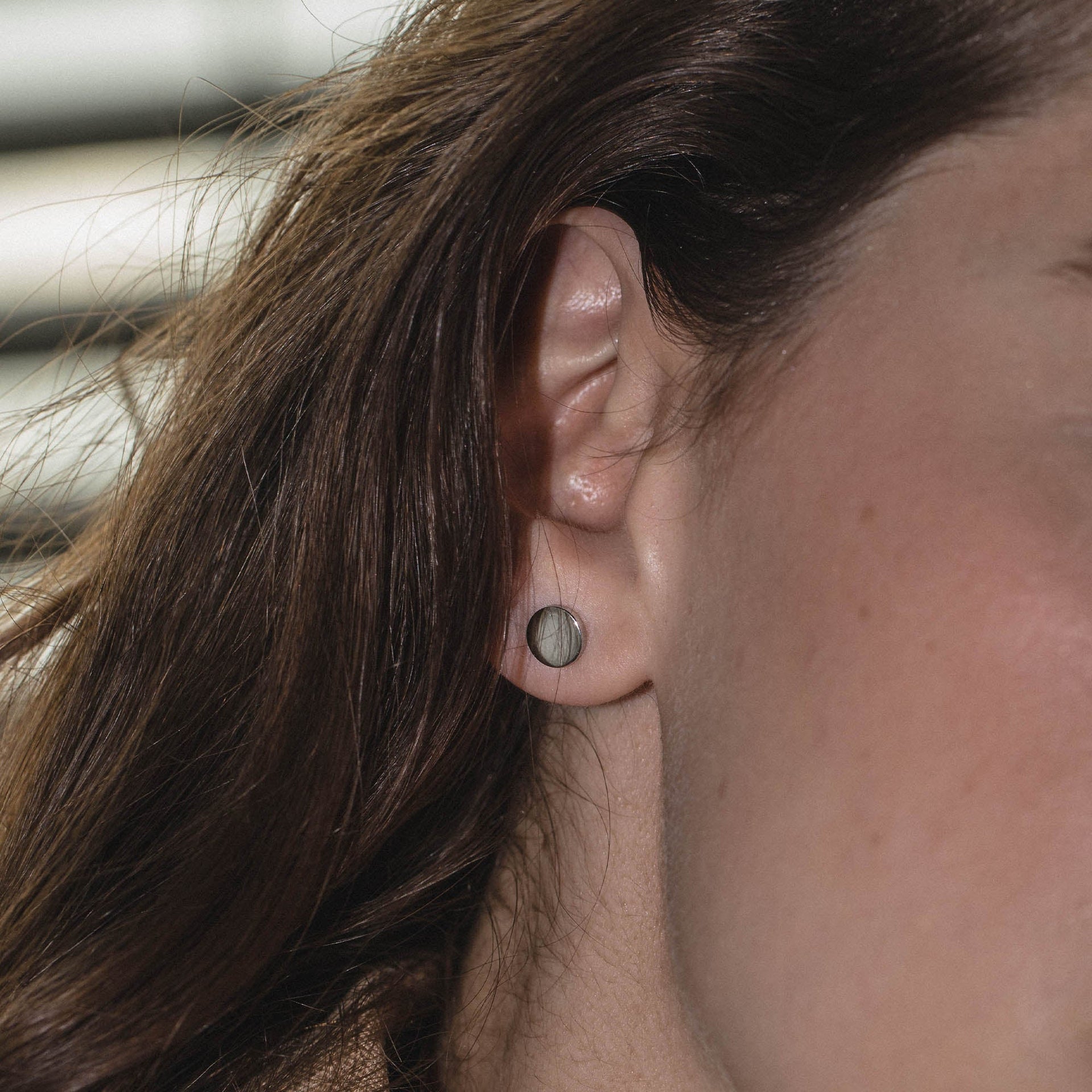 PURELEI Coin Ohrringe aus 18K vergoldetem Edelstahl in zeitlosem Design, nickelfrei und elegant getragen.