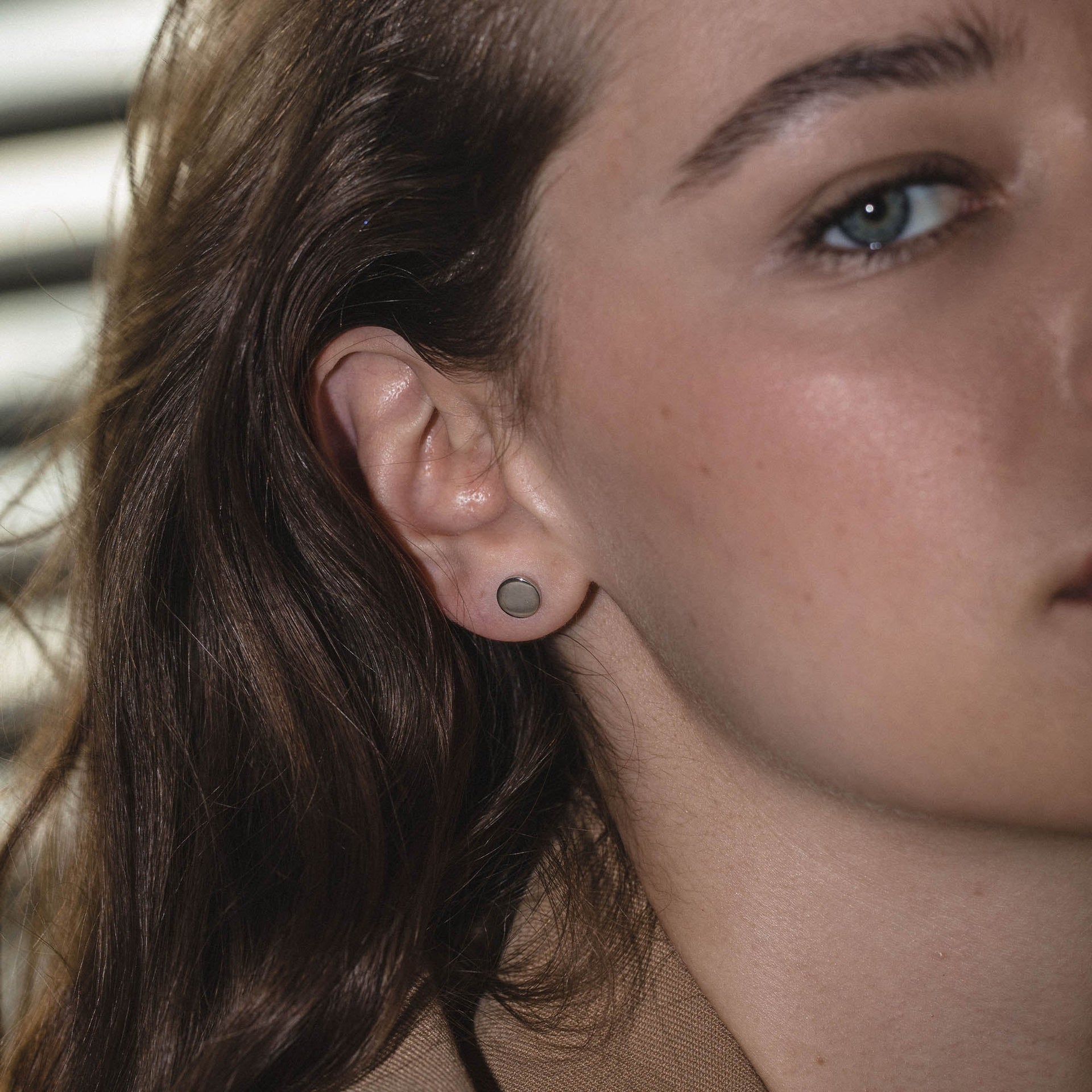 PURELEI Coin Ohrringe aus nickelfreiem, goldfarbenem Edelstahl, elegant und täglich tragbar am Ohrläppchen.