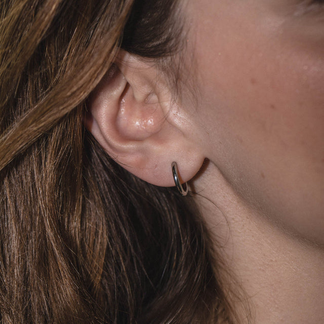 Spirit Ohrringe aus nickelfreiem Silber, schimmernde kleine Creolen, schlicht und elegant getragen am Ohr, PURELEI.